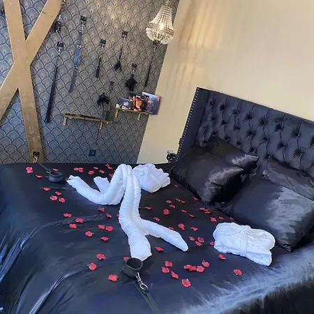 Desirs D'une Nuit - Loveroom Jacuzzi מלון אהבה *