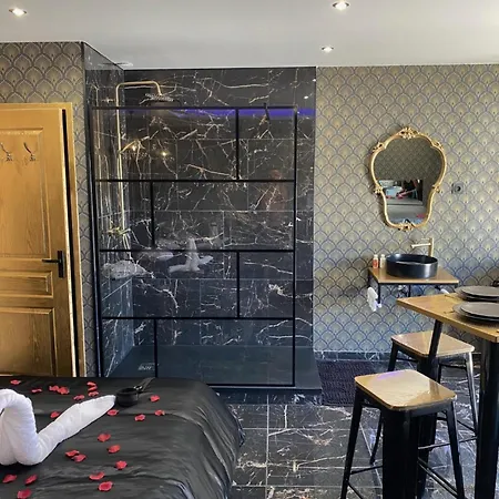 Desirs D'une Nuit - Loveroom Jacuzzi מלון אהבה