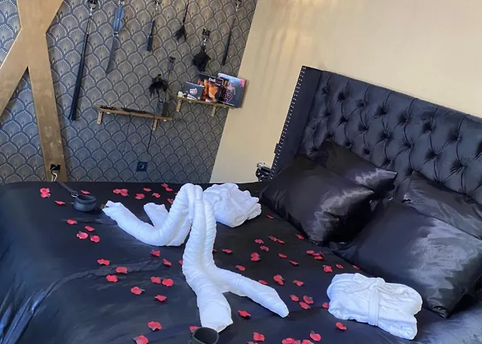 Desirs D'une Nuit - Loveroom Jacuzzi מלון אהבה *