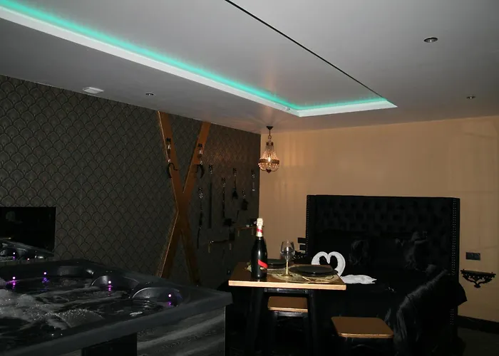 Desirs D'une Nuit - Loveroom Jacuzzi מלון אהבה